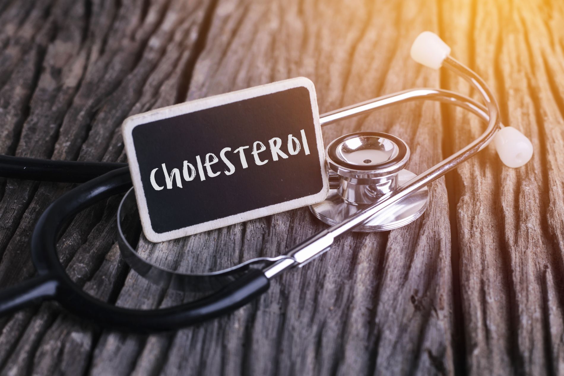 Stetoskop z tabliczką z napisem cholesterol